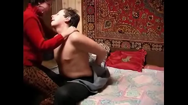 Russe mature et garçon s'amusant seul vidéos sympas