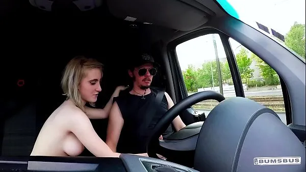 Vroči BUMS BUS - Petite blondie Lia Louise enjoys backseat fuck and facial in the van kul videoposnetki