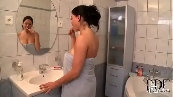 Une fille aux gros seins naturels se fait baiser sous la douche vidéos sympas