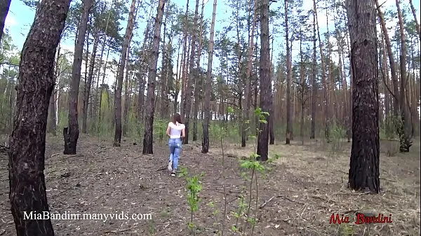 Scopata pubblica all'aperto per Mia in forma nella foresta. Mia BandiniVideo interessanti
