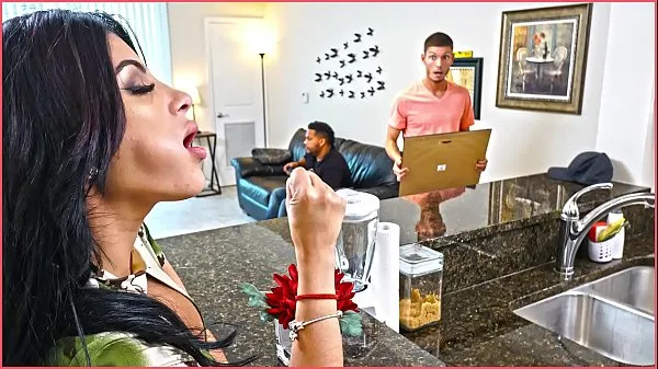 Heiße BANGBROS - Kitty Caprice lässt sich ihren lateinamerikanischen Arsch ficken, während ihr Freund zu Hause istcoole Videos