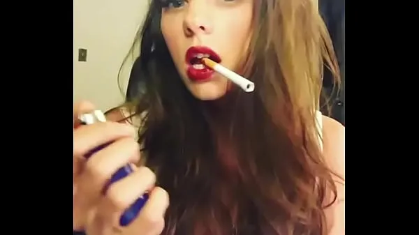 Heta Hot girl with sexy red lips coola videor