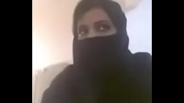 Hotte Muslim hot milf expose her boobs in videocall seje videoer