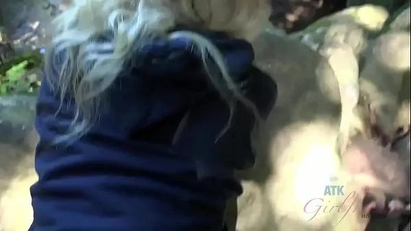 Heiße Blonde Teen wird gefickt und saugt Hahn in einem Wald (Riley Starcoole Videos