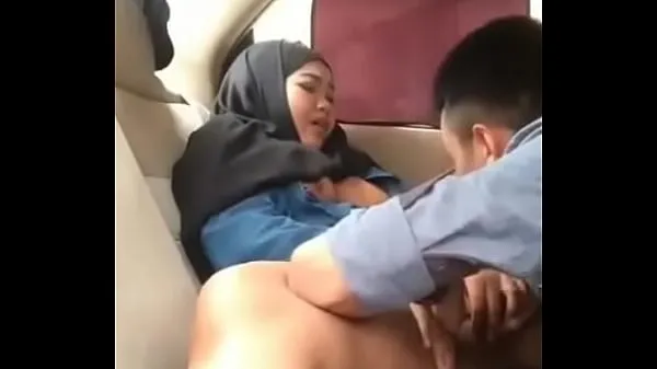 Horúce Hijab girl in car with boyfriend skvelé videá