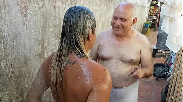 Hete Grandpa bathing the young girl he met on the beach !!! Paty Butt - Old Grandpa - El Toro De Oro coole video's
