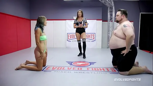 Naked Sex Fight mientras Vinnie ONeil lucha con Stacey Daniels en una batalla de ganadores y perdedores con oral para todosvídeos interesantes