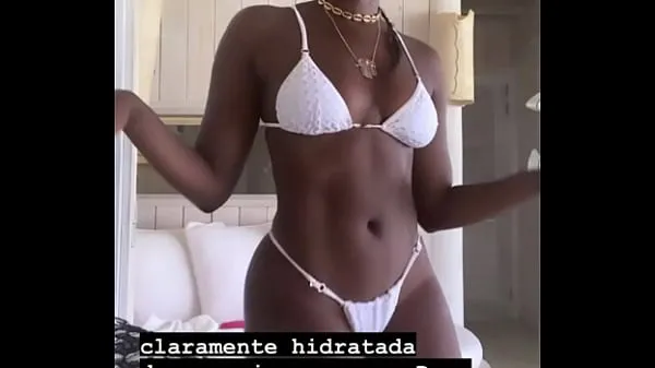 Kuumia Singer iza in a bikini showing her butt siistejä videoita