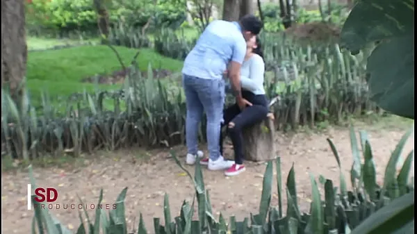 Kuumia SPYING ON A COUPLE IN THE PUBLIC PARK siistejä videoita