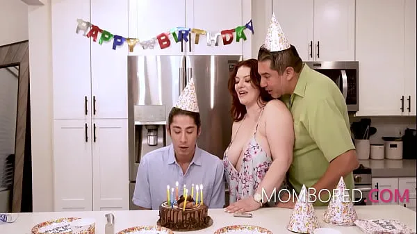گرم MILF Fucked By Stepson On His Birthday InFront Of Her Husband - Emmy Demur ٹھنڈے ویڈیوز
