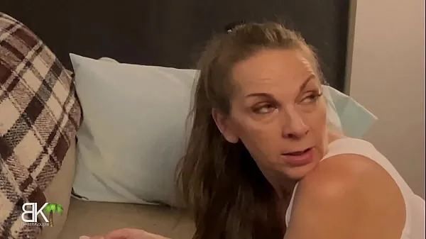 Καυτά FREE! Mature Slut Stuck In Couch Gets Fucked and Creamed on by Horny Neighbor - 3 of 3 δροσερά βίντεο