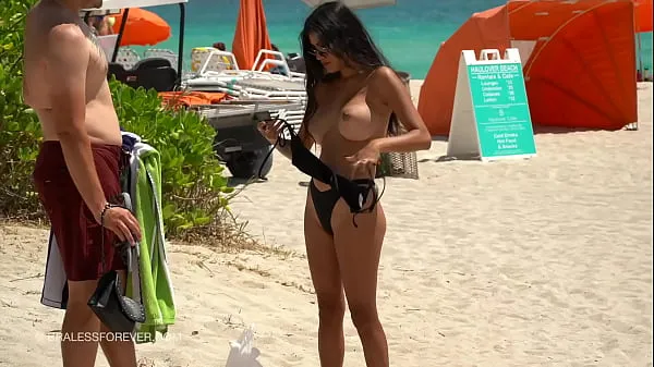 Vroči Huge boob hotwife at the beach kul videoposnetki