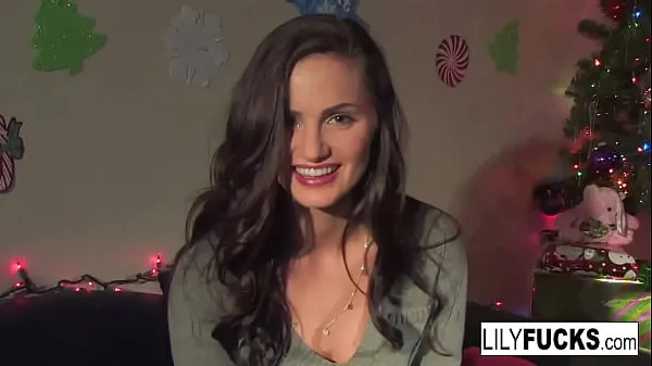 Lily nous raconte ses vœux de Noël excitants avant de se satisfaire dans les deux trous vidéos sympas