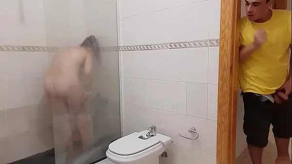 人気のぽっちゃり継母が裸でシャワー中に捕まり、義理の息子のチンポも欲しがるクールな動画