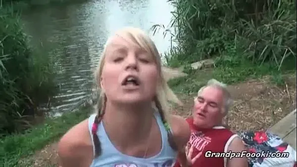 Žhavá Gorgeous blonde rides dick on the river shore skvělá videa