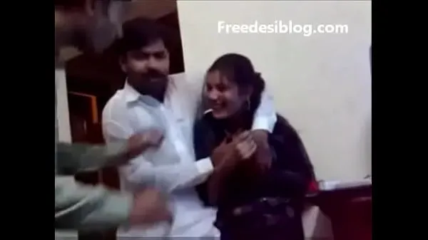 Menő Pakistani Desi girl and boy enjoy in hostel room menő videók